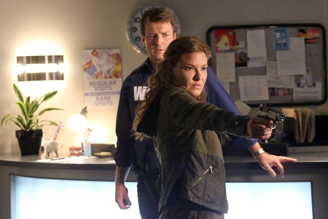 Was hat Emma Briggs (Alicia Lagano, r.) vor? Ehe sich Castle (Nathan Fillion, l.) versieht, zückt sie eine Waffe und droht auch, diese einzusetzen .... - Bildquelle: ABC Studios