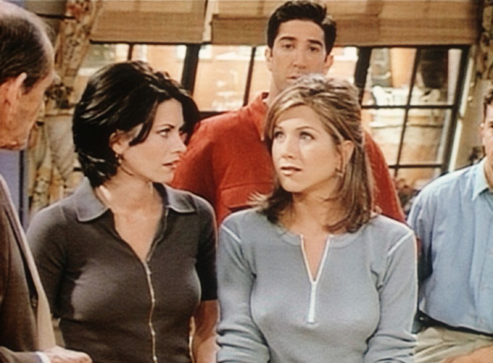 Monica (Courteney Cox, 2.v.l.), Ross (David Schwimmer, M.) und Rachel (Jennifer Aniston) haben soeben erfahren, dass der Nachbar Mr. Heckles gestorb... - Bildquelle: TM+  2000 WARNER BROS.