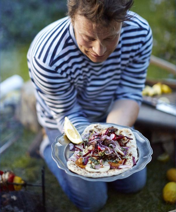 Ein gigantisches Hähnchen Kebab mit Amba Sauce, sanftem Hummus, krautartigem Taboulé, Gewürzgurken und Fladenbrot wird der krönende Abschluss bei Ja... - Bildquelle: FRESH ONE PRODUCTIONS MMXIV