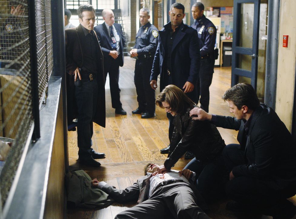 Verzweifelt: Beckett (Stana Katic, l.) versucht den erschossenen Dick Coonan (Jay R. Ferguson, r.)  wiederzubeleben um an wichtige Informationen zu... - Bildquelle: ABC Studios