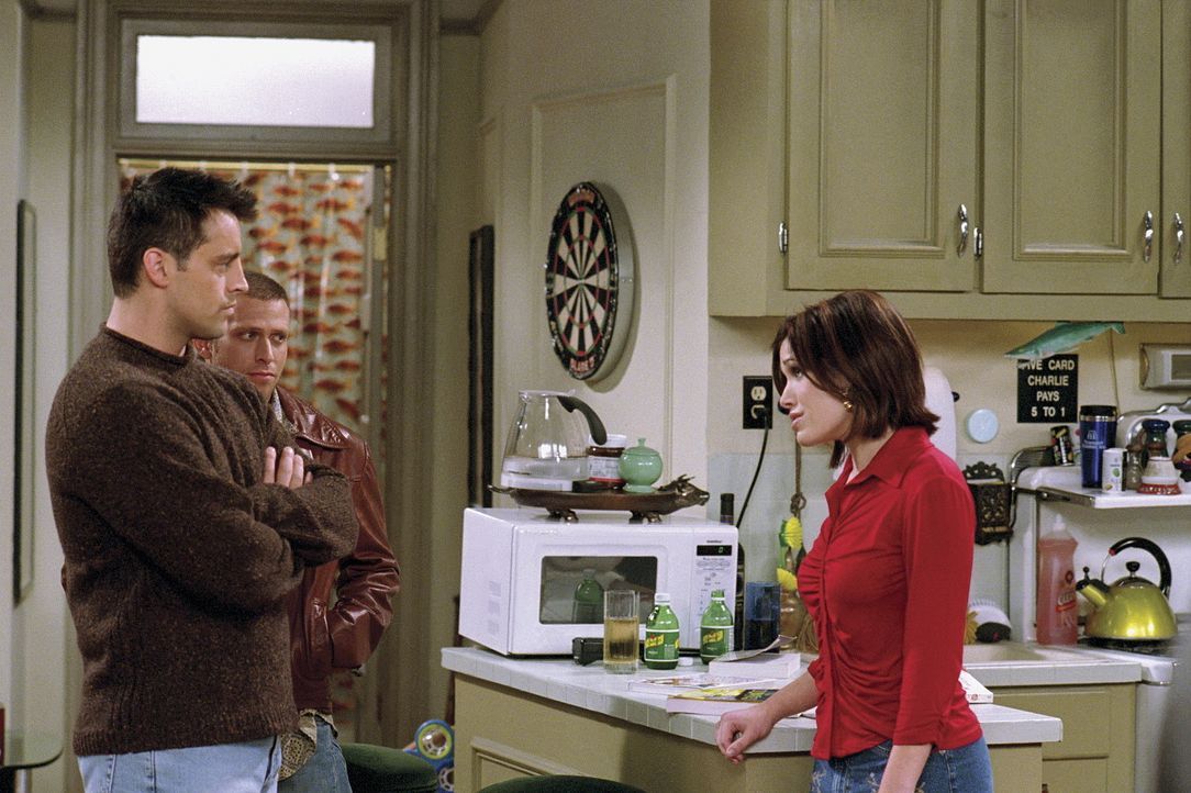 Joey (Matt LeBlanc, l.) ist entsetzt und fassungslos, als er erfährt, dass seine kleine Schwester Dina (Marla Sokoloff, r.) schwanger ist. Er beste... - Bildquelle: TM+  WARNER BROS.