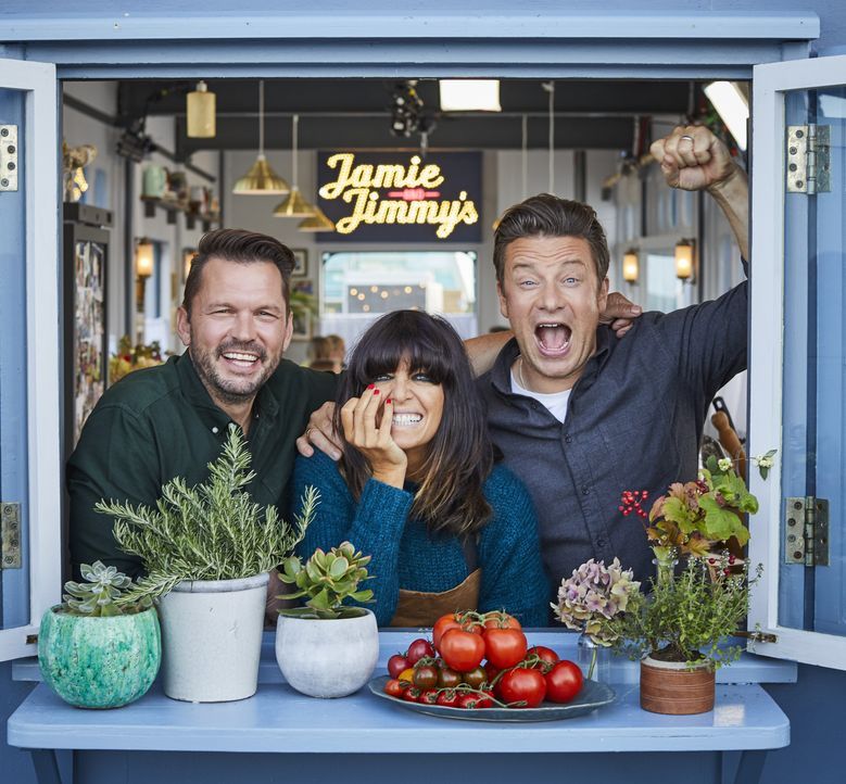 (v.l.n.r.) Jimmy Doherty; Claudia Winkleman; Jamie Oliver - Bildquelle: Steve Ryan 2019 Jamie Oliver Enterprises Ltd. / Steve Ryan