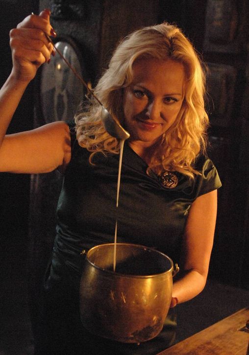 Wird es Penelope (Virginia Madsen) gelingen, ihre schreckliche Rache zu nehmen? - Bildquelle: 2013 Lifetime Entertainment Services, LLC. All rights reserved.