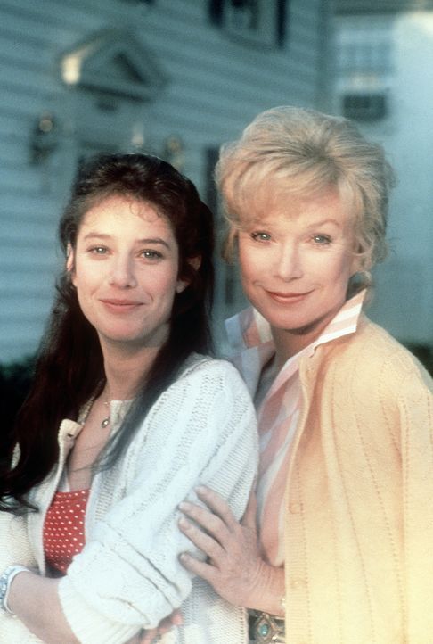Emma (Debra Winger, l.) und ihre Mutter Aurora (Shirley MacLaine, r.) haben eine völlig unterschiedliche Auffassung vom Lebensglück ... - Bildquelle: Paramount Pictures