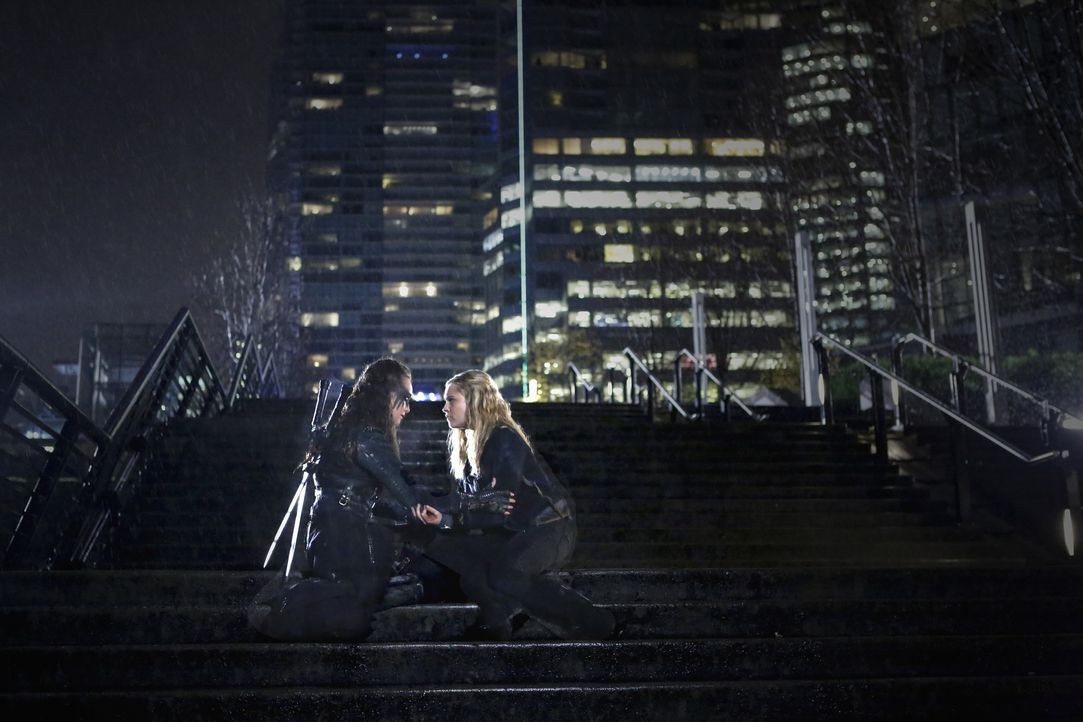 Treffen sich in der Stadt des Lichts wieder: Clarke (Eliza Taylor, r.) und Lexa (Alycia Debnam-Crey, l.) ... - Bildquelle: 2014 Warner Brothers