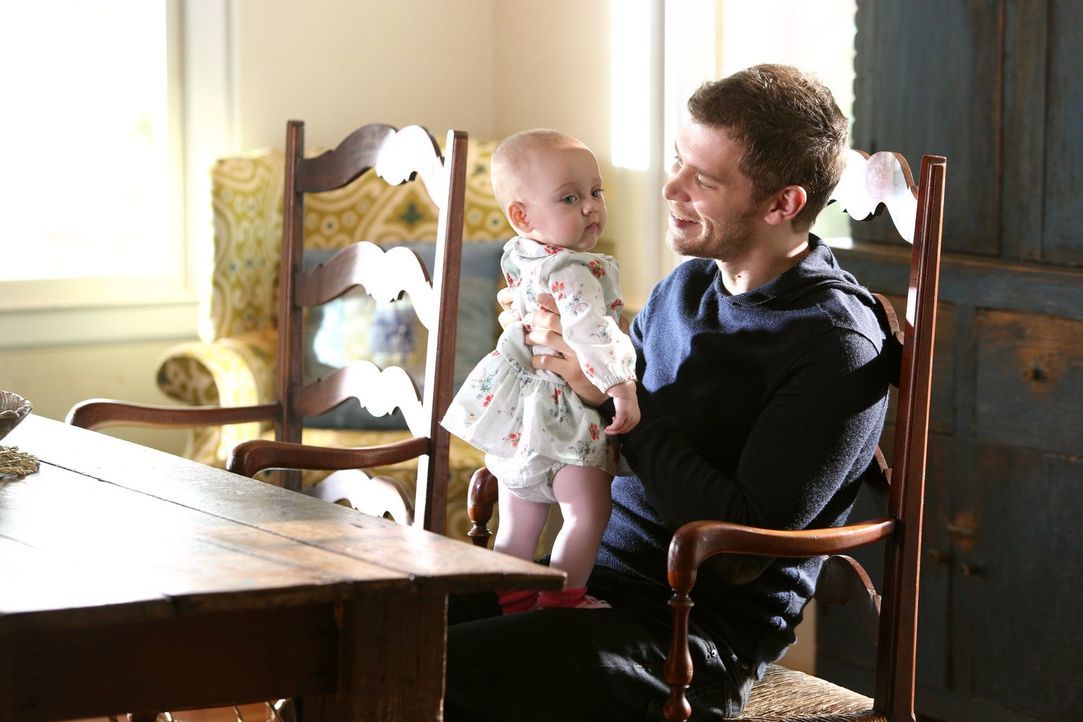 Klaus (Joseph Morgan) genießt die Zeit mit seiner Tochter. Wird die unbeschwerte Familienzeit mit einem bösen Erwachen enden? - Bildquelle: Warner Bros. Television