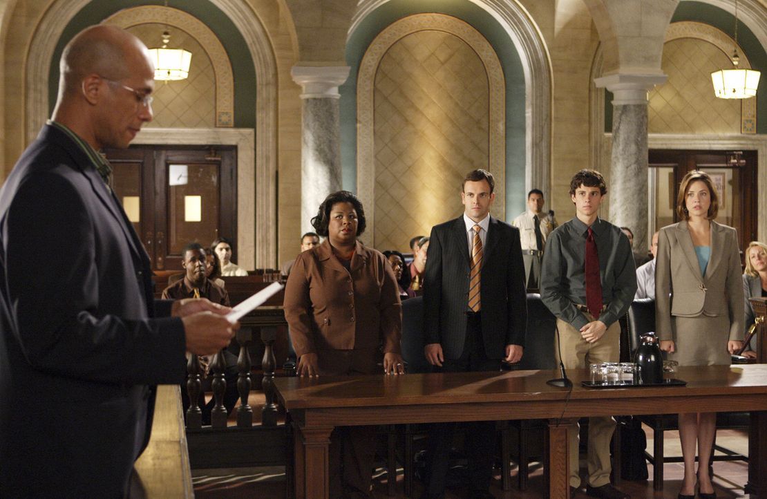 Der Richter (Ron Butler, l.) verkündet das Urteil: Peter (Kenny Baumann, 2.v.r.), Eli (Jonny Lee Miller, 2.v.l.), Deborah (Cleo King, l.) und Maggie... - Bildquelle: Disney - ABC International Television