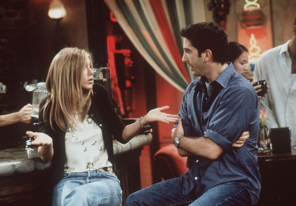 Ross (David Schwimmer, r.) bietet Rachel (Jennifer Aniston, l.) an, bei ihm einzuziehen ... - Bildquelle: TM+  2000 WARNER BROS.