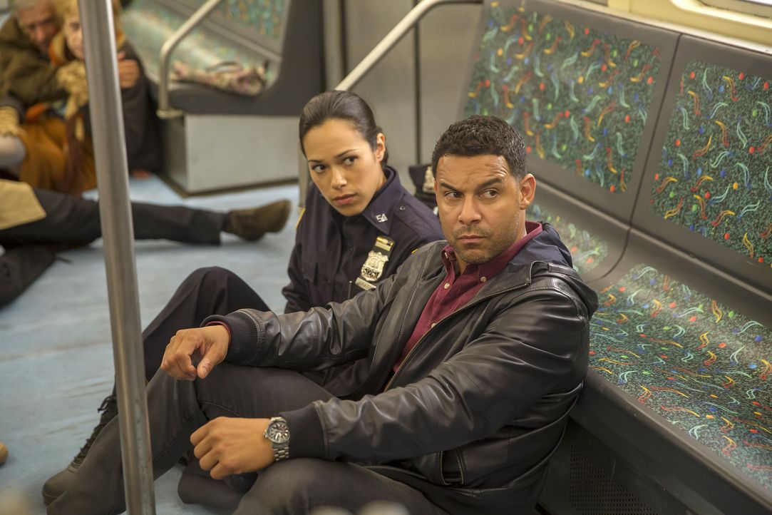 Werden als Geiseln in einer U-Bahn festgehalten: Detective Esposito (Jon Huertas, r.) und Officer Marisa Aragon (Jessica Camacho, l.) ... - Bildquelle: ABC Studios