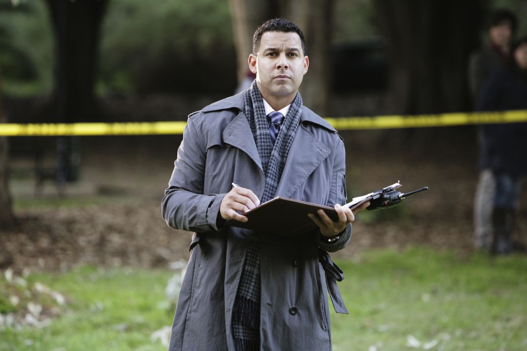 Javier Esposito (Jon Huertas) nimmt den Fundort der Leiche genau unter die Lupe. - Bildquelle: ABC Studios