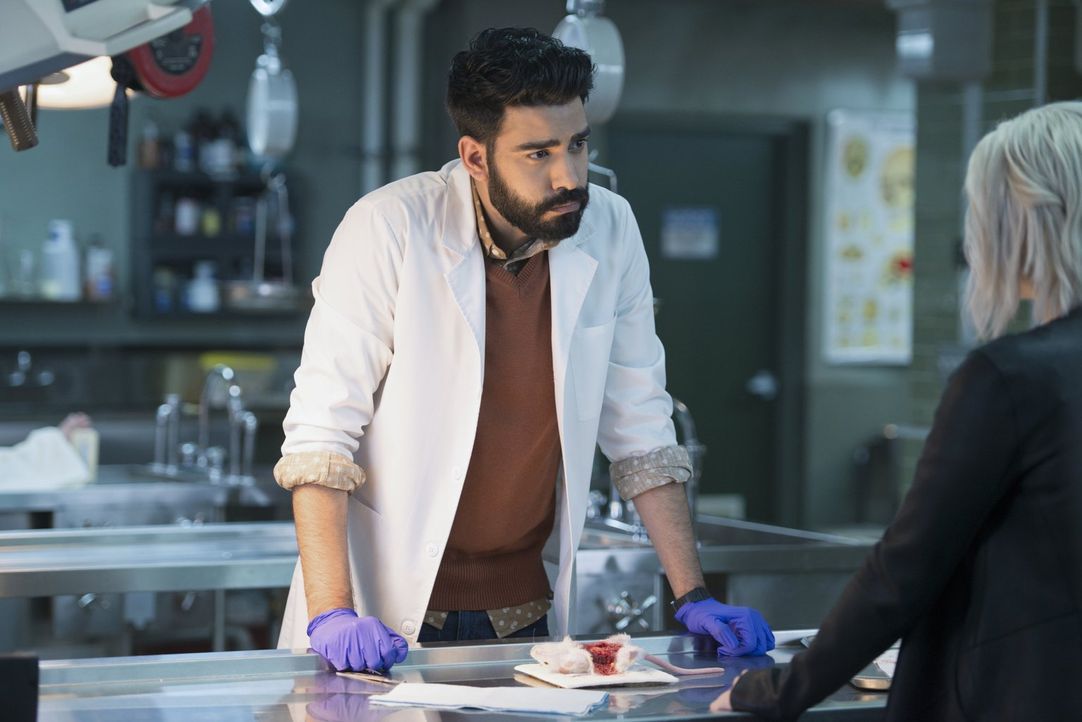 Während Ravi (Rahul Kohli) Blaine ein neues, ungetestetes Heilmittel anbietet, wird Major auf einen von Livs Freunden angesetzt ... - Bildquelle: 2014 Warner Brothers