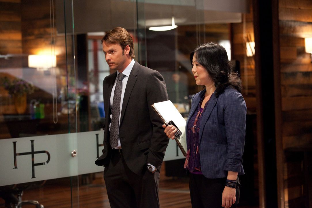 Während Fred weiterhin versucht Stacy für sich zu gewinnen, erscheint Evan (Barry Watson, l.) in der Kanzlei und überrascht Jane, Grayson und Ter... - Bildquelle: 2009 Sony Pictures Television Inc. All Rights Reserved.