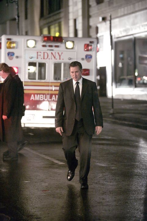 Jack Malone (Anthony LaPaglia) trifft am Ort des Geschehens ein - noch weiß er nicht, was wirklich passiert ist ... - Bildquelle: Warner Bros. Entertainment Inc.