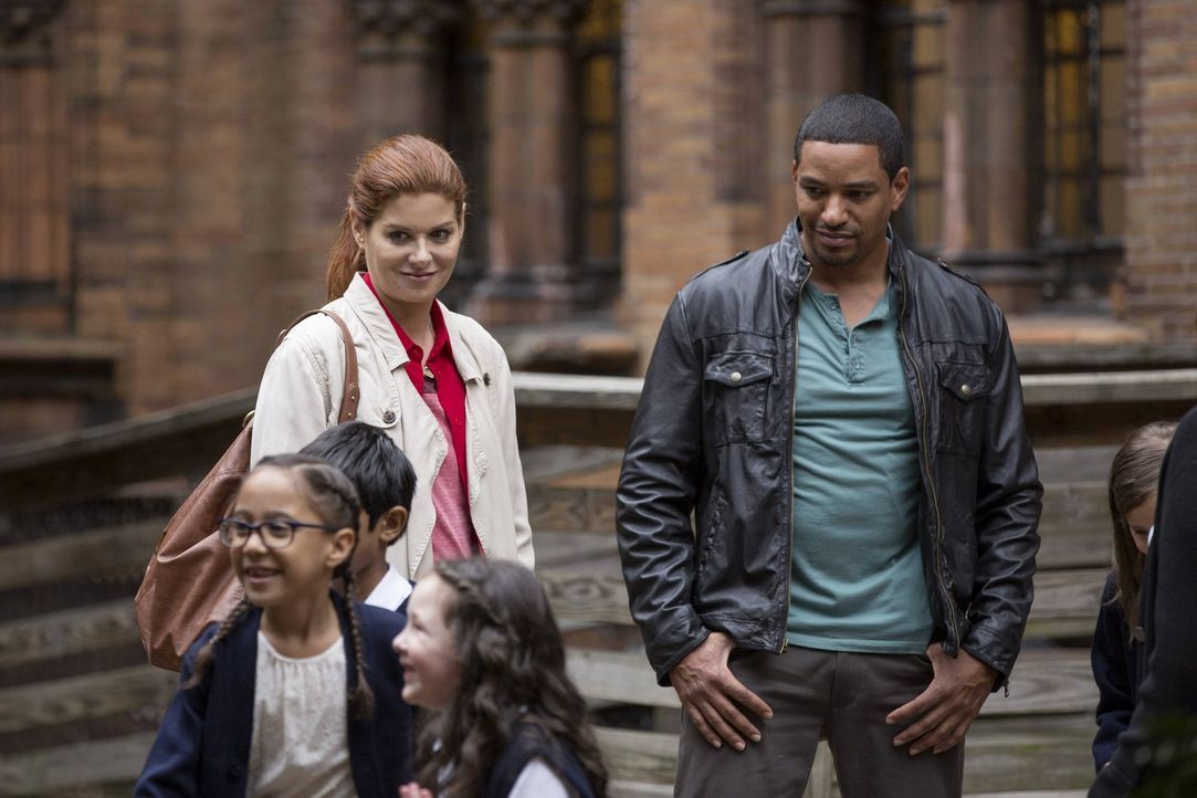 Während Jake ein Kindermädchen zum Vorstellungsgespräch eingeladen hat, müssen Laura (Debra Messing, hinten l.) und Billy (Laz Alonso, hinten r.) ei... - Bildquelle: Warner Bros. Entertainment, Inc.