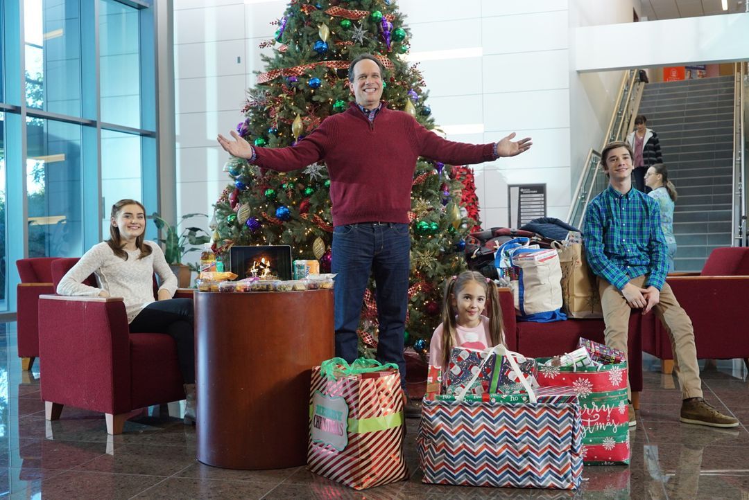 (v.l.n.r.) Taylor (Meg Donnelly); Anna-Kat (Julia Butters); Greg (Diedrich Bader); Oliver (Daniel DiMaggio) - Bildquelle: Eric McCandless 2017 American Broadcasting Companies, Inc. All rights reserved. / Eric McCandless