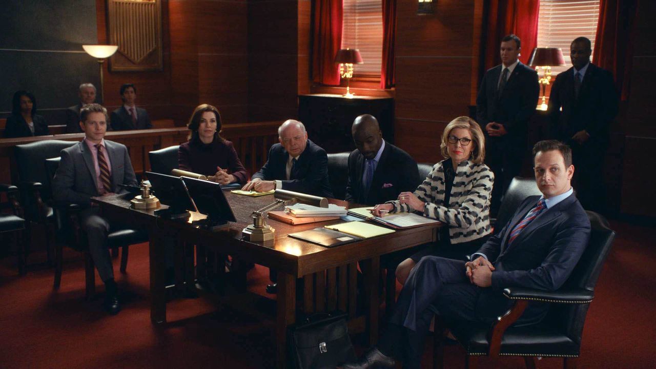 Als der Klient Lemond Bishop (Mike Colter, 3.v.r.) plötzlich verhaftet wird, suchen Cary (Matt Czuchry, l.), Alicia (Julianna Margulies, 2.v.l.), Ch... - Bildquelle: 2014 CBS Broadcasting, Inc. All Rights Reserved