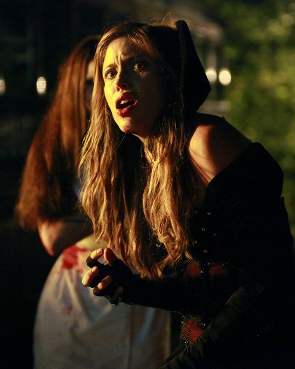 Als Vampir verkleidet ist es Vicki (Kayla Ewell) gelungen, sich aus dem Haus zu schleichen und auf eine Halloween-Party zu gehen. Dort kommt es zu e... - Bildquelle: Warner Brothers