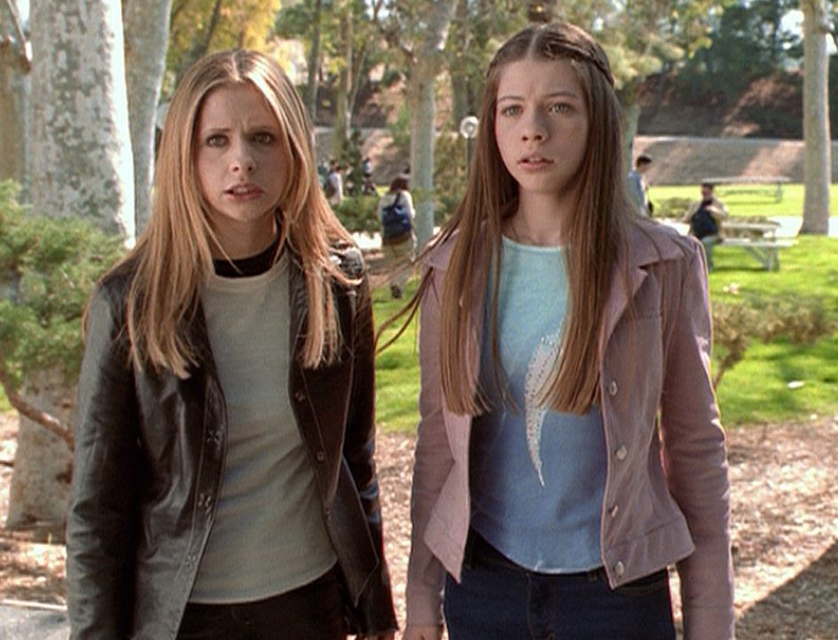 Da Glory nun weiß, dass Dawn (Michelle Trachtenberg, r.) der Schlüssel ist, gibt es für Buffy (Sarah Michelle Gellar) nur eines: Sie muss mit ihr... - Bildquelle: TM +   2000 Twentieth Century Fox Film Corporation. All Rights Reserved.