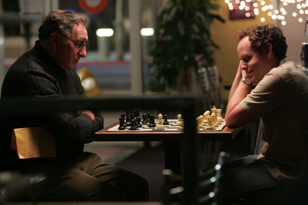 Weiß beginnt, schwarz gewinnt: Alan (Judd Hirsch, l.) und Larry (Peter MacNicol, r.) ... - Bildquelle: Paramount Network Television