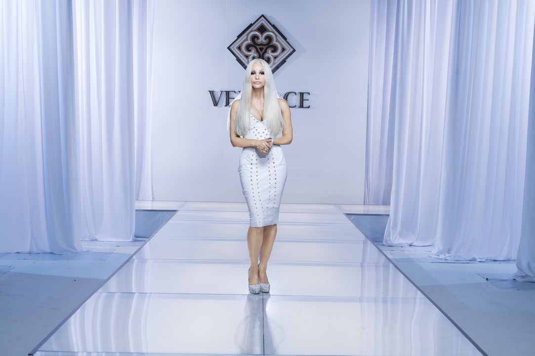 Donatella Versace (Gina Gershon) macht das Label "Versace" nach dem Tod ihres Bruders, dem Designer des Unternehmens, zu dem, was sie heute ist: ein... - Bildquelle: 2013 Lifetime Entertainment Services, LLC. All rights reserved.