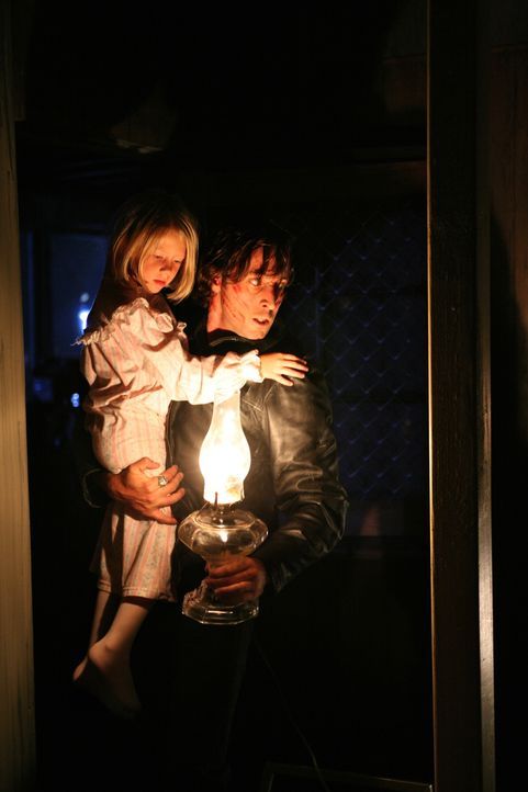 Der Vampir Mick (Alex O'Loughlin, r.) befreit die kleine Beth (Amayla und Bryn Early, l.) aus den Fängen seiner Frau. Jahre später kreuzen sich die... - Bildquelle: Warner Brothers