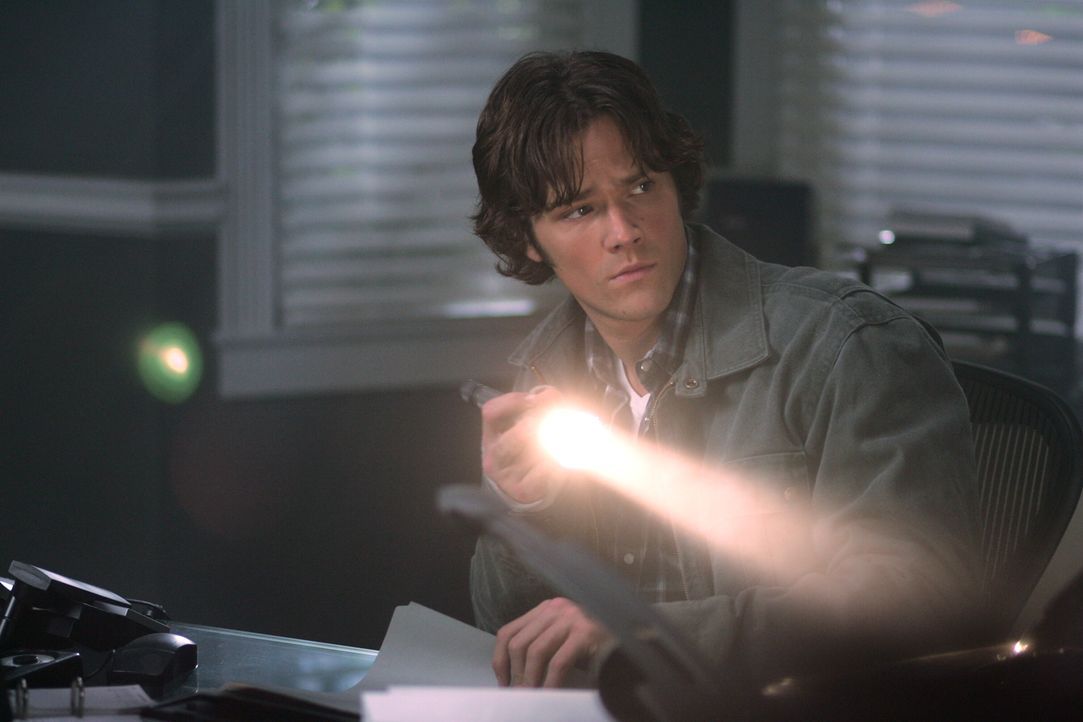 Sam (Jared Padalecki) bricht in ein Büro ein und findet dort einen äußerst merkwürdigen Hinweis ... - Bildquelle: Warner Bros. Television