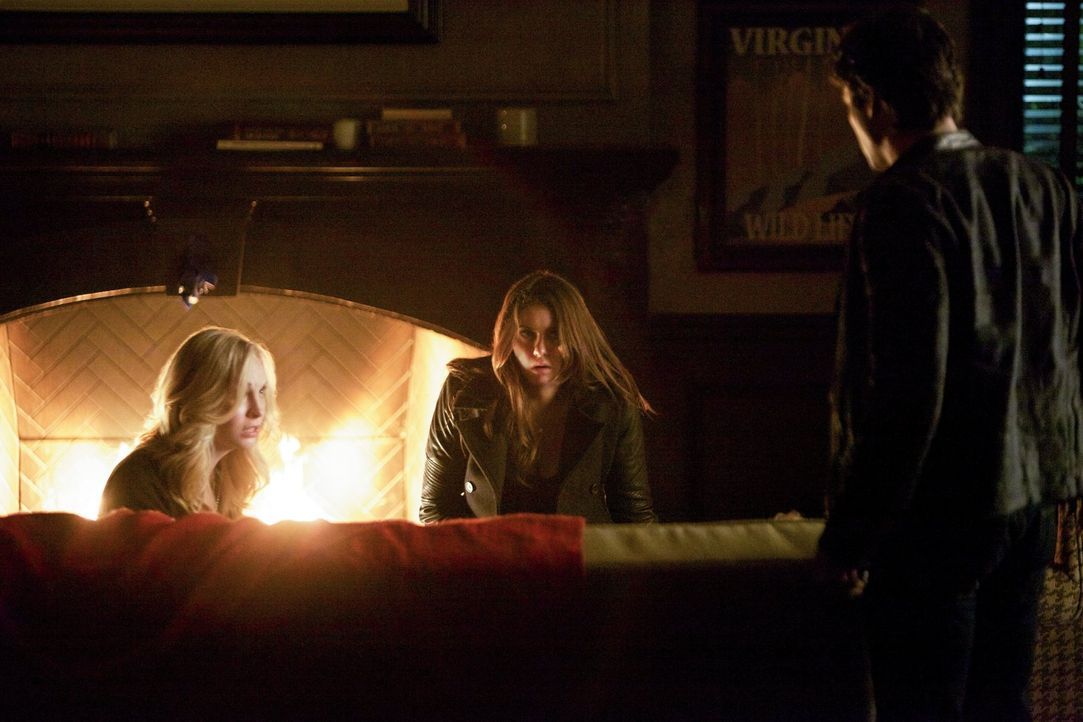 Während Caroline (Candice Accola, l.) und Elena (Nina Dobrev,M.) fast verzweifeln, versucht Damon (Ian Somerhalder, r.) stark zu bleiben und einen l... - Bildquelle: Warner Brothers