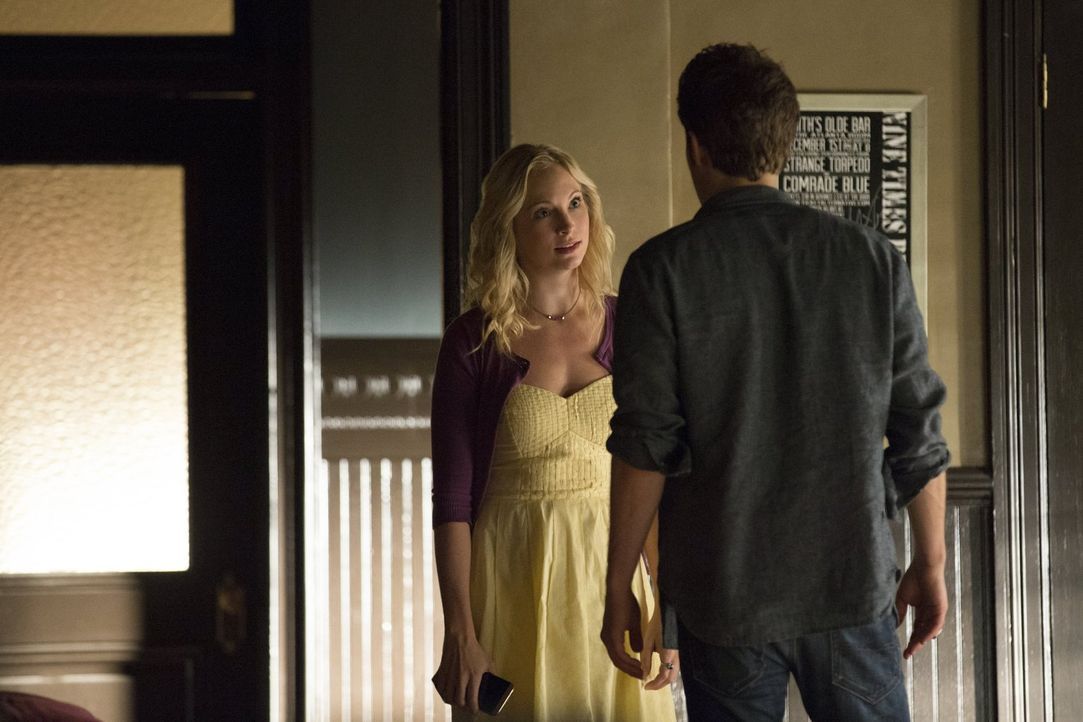 Während Caroline (Candice Accola, l.) zusammen mit Stefan (Paul Wesley, r.) versucht, Carolines Mutter zu retten, spricht Enzo genau das aus, was Ca... - Bildquelle: Warner Bros. Entertainment, Inc