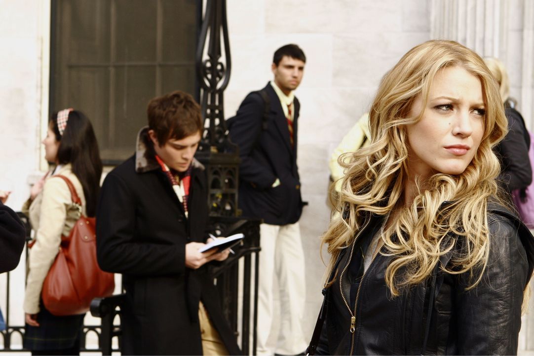 Steckt Chuck (Ed Westwick, l.) hinter den Geschenken, die Serena (Blake Lively, r.) bekommt? Und wenn ja, was bezweckt der smarte, junge Mann damit? - Bildquelle: Warner Bros. Television