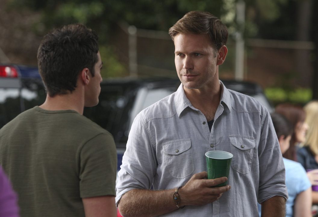 Als Tyler (Michael Trevino, l.) Alaric (Matt Davis, r.) versichert, dass er alles unter Kontrolle hat, glaubt dieser ihm kein Wort ... - Bildquelle: Warner Bros. Entertainment, Inc