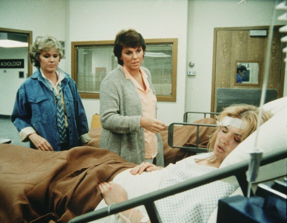 Das Mädchen Stephanie (Kristy Swanson, liegend) wurde brutal zusammengeschlagen. Cagney (Sharon Gless, r.) und Lacey (Tyne Daly) brauchen all ihre... - Bildquelle: ORION PICTURES CORPORATION. ALL RIGHTS RESERVED.