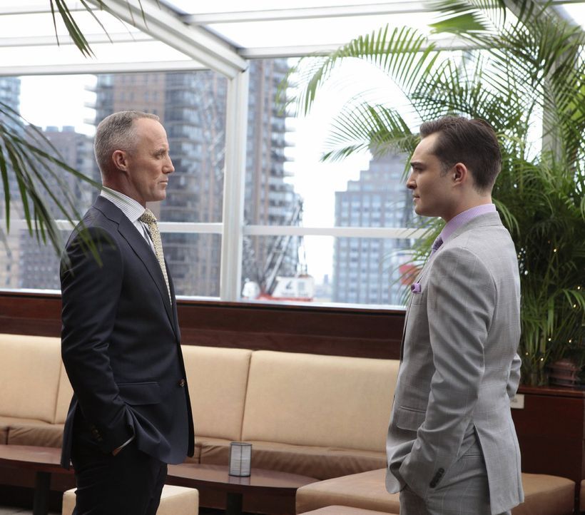 Bart Bass (Robert John Burke, l.) gibt zu, dass er stolz auf Chuck (Ed Westwick, r.) ist. Er habe während seiner Abwesenheit das Bass-Imperium solid... - Bildquelle: Warner Bros. Television